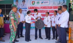 Bupati SBD, Ratu Ngadu Bonu Wulla, saat Launching Pemberian Makanan Tambahan Biskuit Balita dan Ibu Hamil Kekurangan Energi Kronis (KEK) di Puskesmas Bilacenge (Suarajarmas.id)