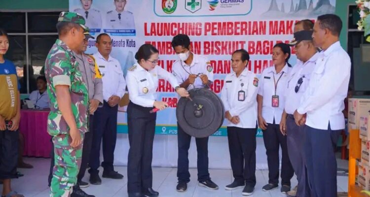 Bupati SBD, Ratu Ngadu Bonu Wulla, saat Launching Pemberian Makanan Tambahan Biskuit Balita dan Ibu Hamil Kekurangan Energi Kronis (KEK) di Puskesmas Bilacenge (Suarajarmas.id)