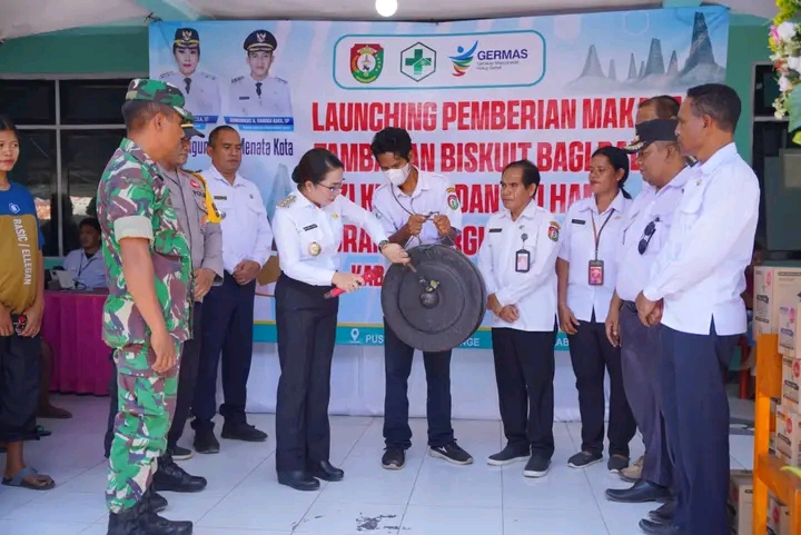 Bupati SBD, Ratu Ngadu Bonu Wulla, saat Launching Pemberian Makanan Tambahan Biskuit Balita dan Ibu Hamil Kekurangan Energi Kronis (KEK) di Puskesmas Bilacenge (Suarajarmas.id)