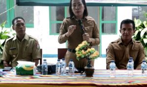 Bupati SBD, Ratu Ngadu Bonu Wulla, di dampingi Wakil Bupati, Dominikus Alphawan Rangg Kaka, dan pemerintahan setempat, membuka dengan resmi Sosialisasi Kegiatan OPLAH di Wewewa Timur (Suarajarmas.id)