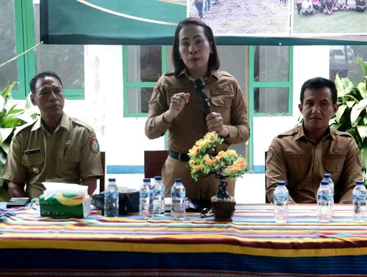 Bupati SBD, Ratu Ngadu Bonu Wulla, di dampingi Wakil Bupati, Dominikus Alphawan Rangg Kaka, dan pemerintahan setempat, membuka dengan resmi Sosialisasi Kegiatan OPLAH di Wewewa Timur (Suarajarmas.id)