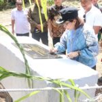 Bupati SBD, Ratu Ngadu Bonu Wulla, menandatangani prasasti saat meresmikan jembatan gantung Hasan Hasanuddin di Desa Matakapore (Suarajarmas.id)