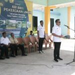 Wakil Bupati SBD, Dominikus Alphawan Rangga Kaka, saat pimpin upacara Hari Bakti PU ke-80 (Suarajarmas.id)