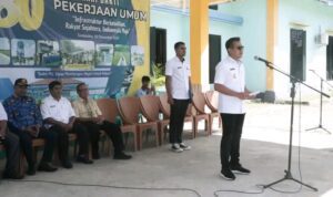 Wakil Bupati SBD, Dominikus Alphawan Rangga Kaka, saat pimpin upacara Hari Bakti PU ke-80 (Suarajarmas.id)