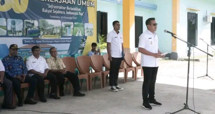 Wakil Bupati SBD, Dominikus Alphawan Rangga Kaka, saat pimpin upacara Hari Bakti PU ke-80 (Suarajarmas.id)