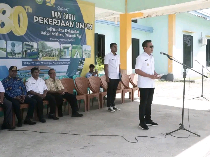 Wakil Bupati SBD, Dominikus Alphawan Rangga Kaka, saat pimpin upacara Hari Bakti PU ke-80 (Suarajarmas.id)