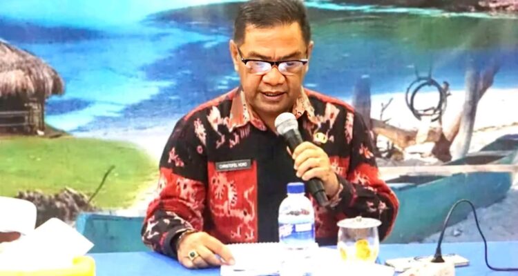 Asisten Pemerintahan dan Kesejahteraan Rakyat SBD, Cristofel Horo, saat pimpin FGD Pengembangan Laguna Waikuri dan Pantai Mananga Aba (Suarajarmas.id)