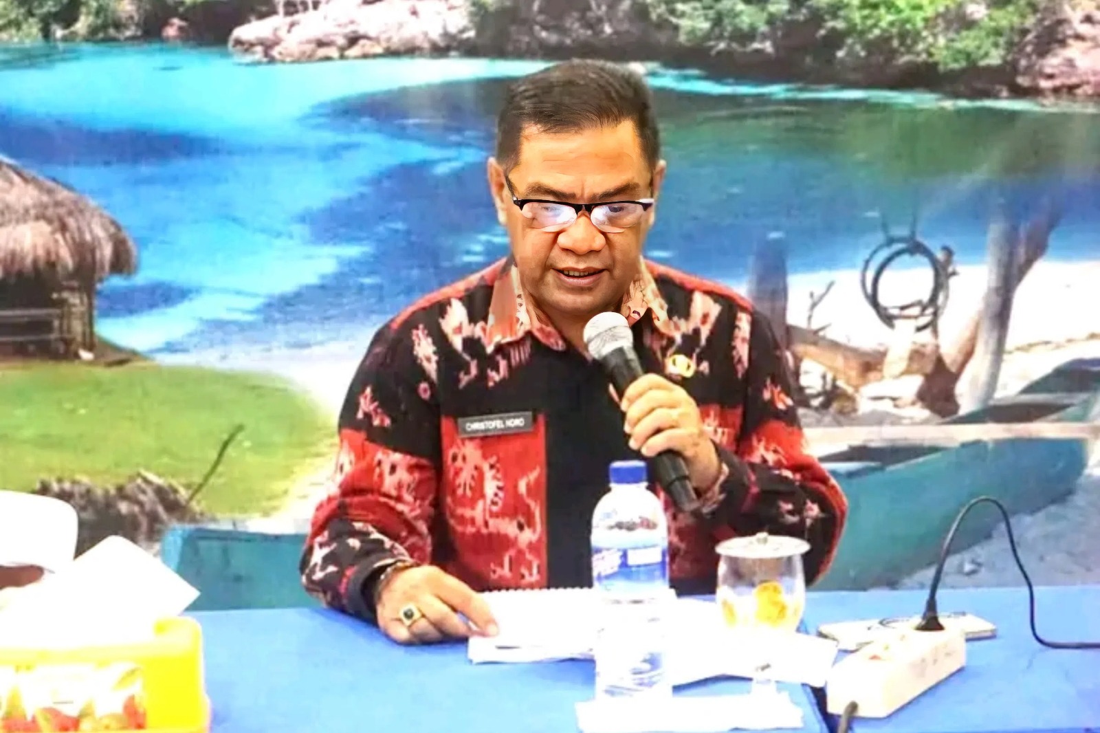 Asisten Pemerintahan dan Kesejahteraan Rakyat SBD, Cristofel Horo, saat pimpin FGD Pengembangan Laguna Waikuri dan Pantai Mananga Aba (Suarajarmas.id)