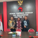 Kiri ke kanan: Ketua Fraksi PDIP SBD, Octavianus Dapa Talu, Sekretaris Dewan Pimpinan Daerah (DPD) PDIP Provinsi NTT, Patrianus Lali Wolo, Sekretaris Fraksi PDIP SBD, Marselinus Ate (Dial/Suarajarmas.id)