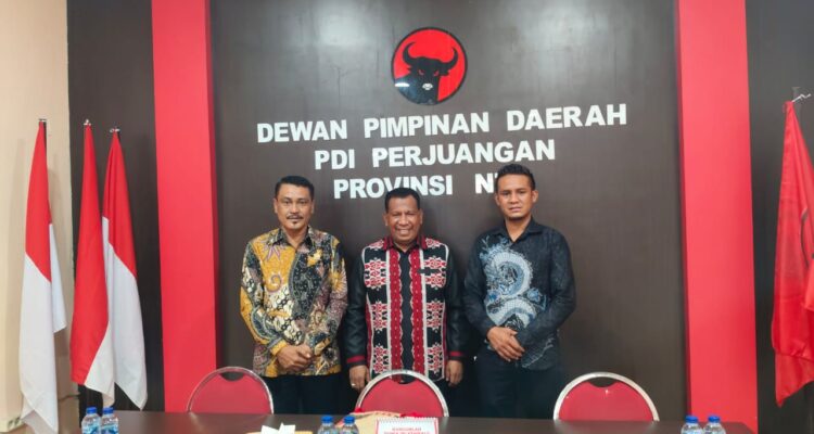 Kiri ke kanan: Ketua Fraksi PDIP SBD, Octavianus Dapa Talu, Sekretaris Dewan Pimpinan Daerah (DPD) PDIP Provinsi NTT, Patrianus Lali Wolo, Sekretaris Fraksi PDIP SBD, Marselinus Ate (Dial/Suarajarmas.id)